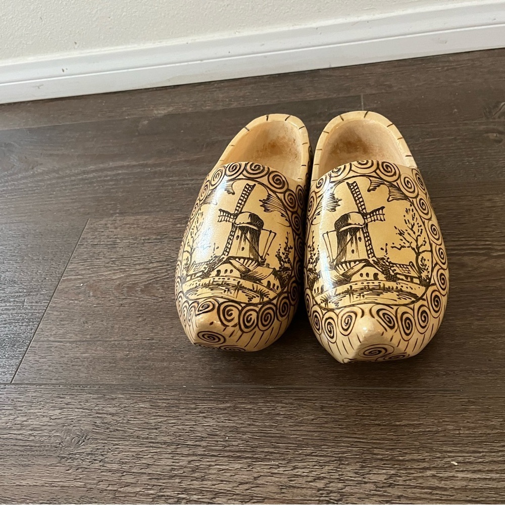 Wooden Clogs with Windmill Design - Picture 8 of 11
